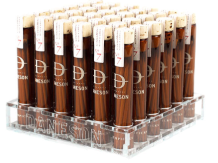 הכנת מעמדים לתצוגה בחריטת לייזר